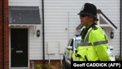 Поліція попередила про заходи підвищеної безпеки і виставила кордони в Солсбері і Еймсбері в місцях, де пара з’являлася до отруєння