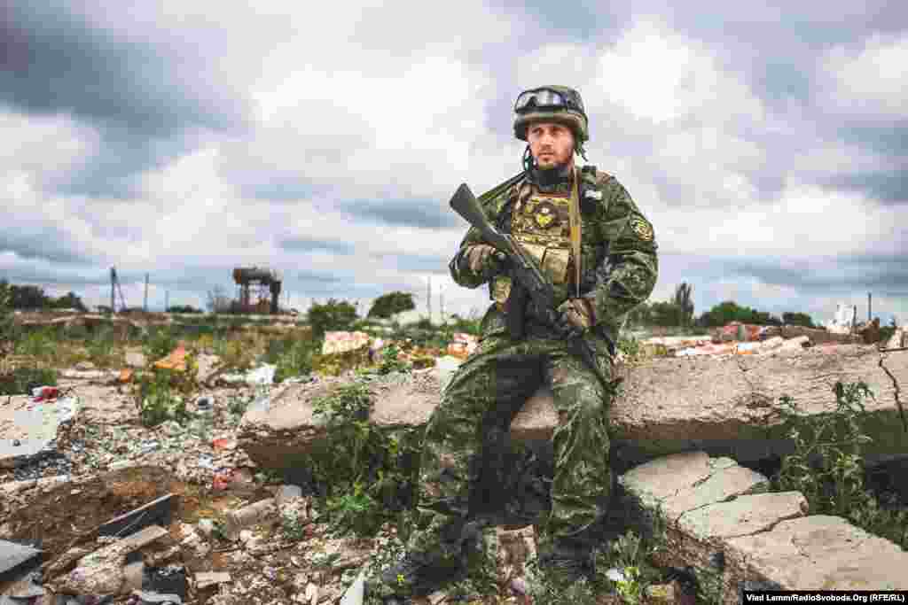 Боєць &laquo;Дніпра-1&raquo; у повному озброєнні