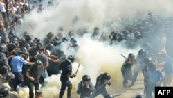 Жогорку Раданын алдындагы митингчилер менен күч органдарынын кагылышы. 31-август, 2015-жыл