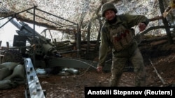 Український військовий веде вогонь поблизу Покровська, жовтень 2025 року