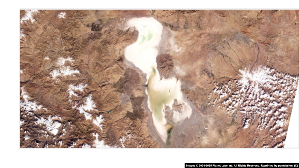 Кӯли Урумия: Урумия замоне калонтарин кӯли шӯри Ховари Миёна буд. Заволи он ҳоло системаи муҳитзистӣ ва воситаҳои зиндаги мардум дар саросари шимол-ғарби Эронро таҳдид карда, ҳикоят аз амиқтар шудани бӯҳрони об дар минтақа дорад.