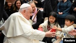 Папа Франциск Ватиканда балдар менен баарлашып жатат. 13-декабрь, 2023-жыл.