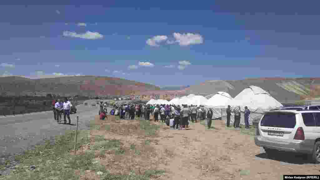 Солтон-Сары кени Бучук жана Алтын-Төр деген эки участоктон турат.