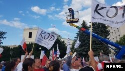 Віче на захист судів біля приміщення Сейму в Польщі