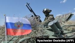 Российский военнослужащий принимает участие в совместных учениях ОДКБ 9 сентября на полигоне в Балыкчи, примерно в 200 км от столицы Кыргызстана Бишкека.