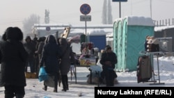 Биотуалеты и стихийная торговля вдоль улицы. Алматы, 6 февраля 2014 года.