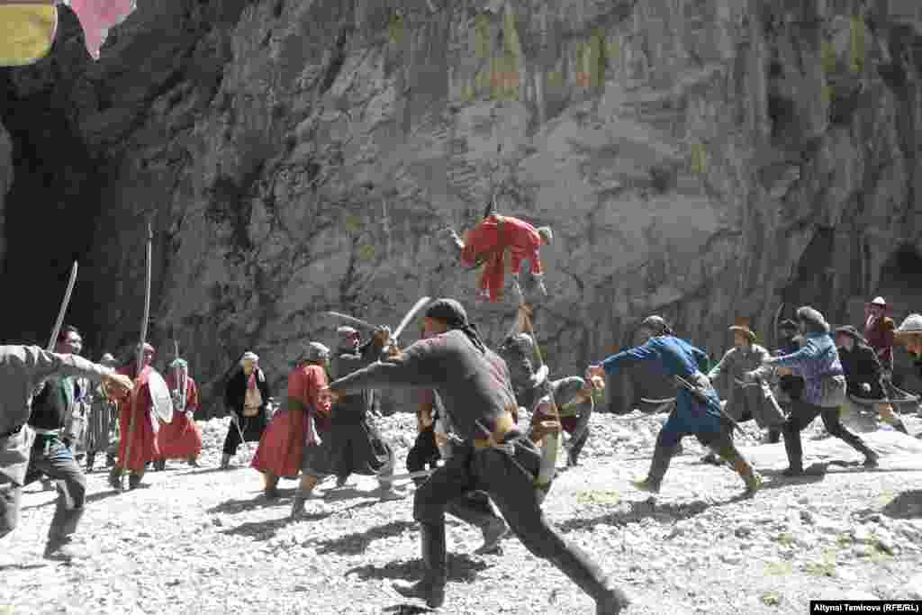 &quot;Кырчылдашып чабышып, найзанын учу кагышып... &quot; &nbsp;Капчыгай ичиндеги кан кармаш. Алай.