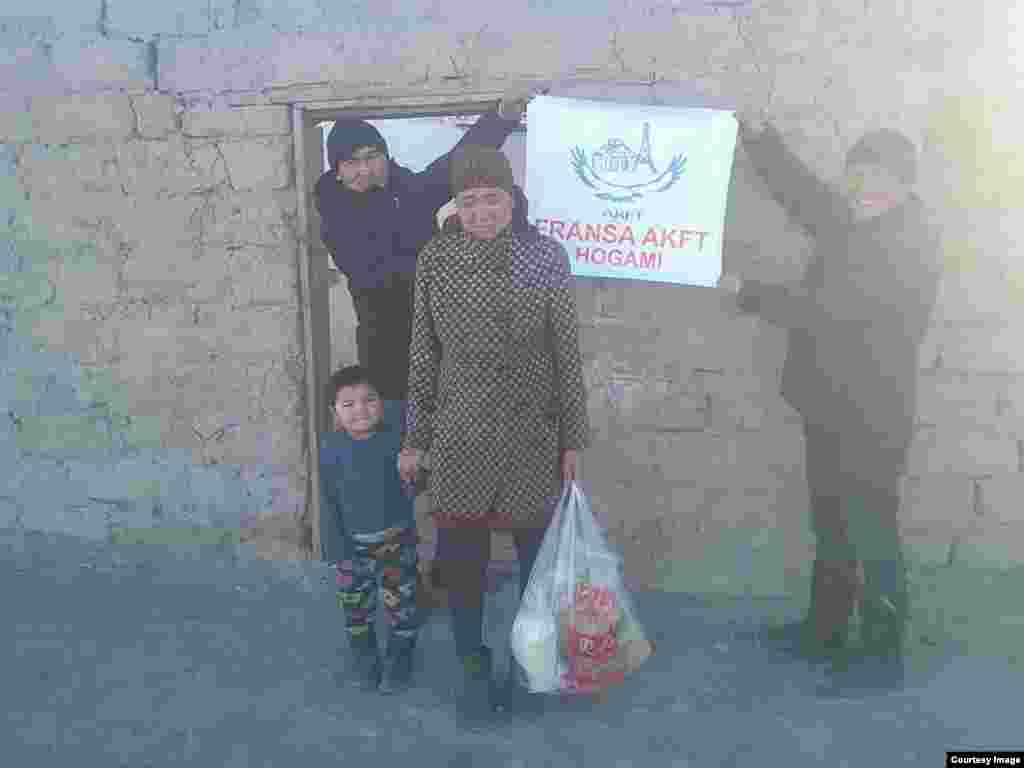 Нуждающимся семьям передали одежду и продукты.