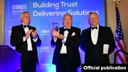 U.S. - Armenian President Armen Sarkissian (C) receives the EastWest Institute's John Edwin Mroz Global Statesman Award at a ceremony held in New York, 3 October 2018.