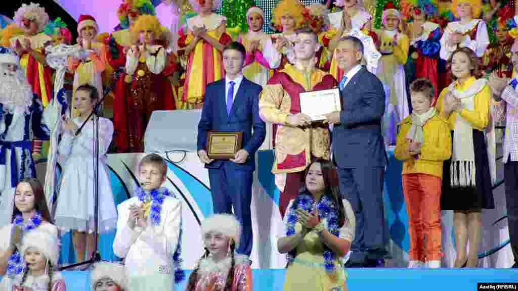 Татарстан президенты Рөстәм Миңнеханов &nbsp;&quot;Кайнар йөрәк&quot; (батырлык күрсәткән укучылар) проекты җиңүчеләрен бүләкли