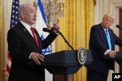 Президент Дональд Трамп слухає виступ прем’єр-міністра Ізраїлю Беньяміна Нетаньягу під час пресконференції у Білому домі, Вашингтон, 4 лютого 2025 року