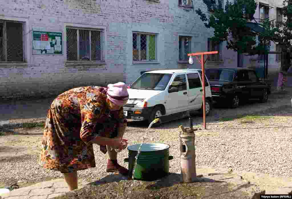 Бул - Ош шаарынын Салиева көчөсүндөгү №6, №8, №10 үй-бүлөлүк жатаканалардын короосу. Жатакана көп кабаттуу болгонуна карабай таза суу короодо гана бар.