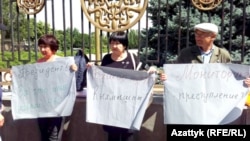 Укук коргоочулар Азиза Абдирасулова, Төлөкан Исмаилова жана жарандык активист Өндүрүш Токтонасыров Ак үй алдында акция өткөрүүдө. 16-май, 2016-жыл, Бишкек.