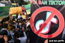 ТикТокту жабууну талап кылган акция. Лахор, 18-июнь 2021-жыл