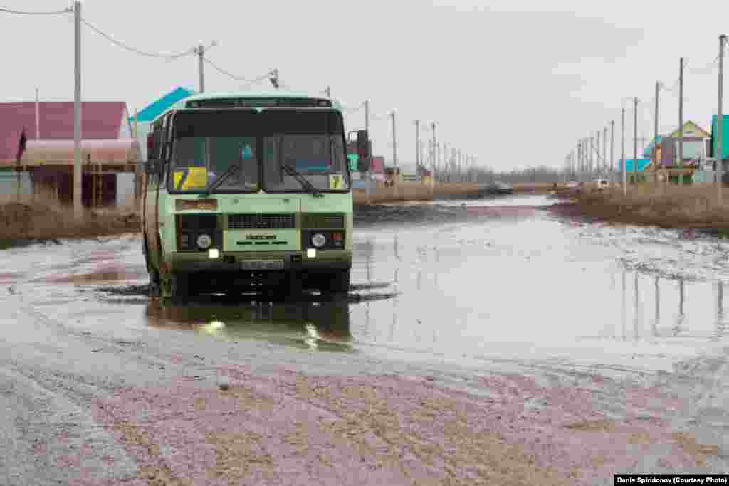 В 2018 году глава специальной мониторинговой группы Айгуль Соловьёва назвала дороги в Западно-Казахстанской области самыми плохими в стране: &laquo;Нам есть с чем сравнивать: мы ездим по всему Казахстану на машине. И я могу с уверенностью заявить, что в Западно-Казахстанской области &mdash; худшие дороги&raquo;.