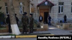 Məhkəmənin önündə