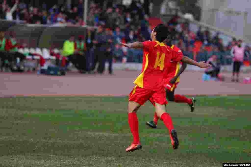 Ахледдин Исраилов киргизген голун белгилөөдө.