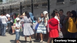 Кытай элчилигинин алдында турган студенттер. 