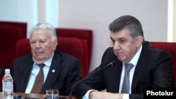 Գործարար Արա Աբրահամյանը (աջ) Գիտությունների ազգային ակադեմիայում, 14-ը հոկտեմբերի, 2015թ. 