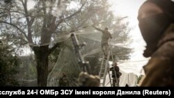 Українські військові встановлюють антидронні сітки в Костянтинівці на Донеччині, архівне фото
