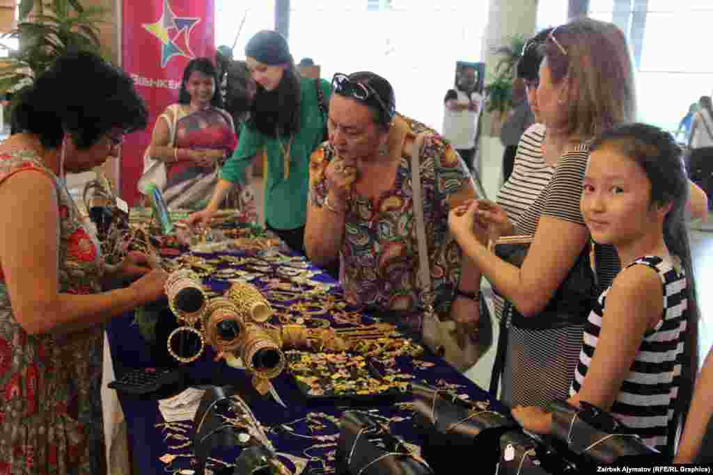 Индия сатуучулары менен соодалашсаңыз болот. Каалаган буюмуңузду соодагер айткан баадан эки эсе арзан алышыңыз да мүмкүн.&nbsp;