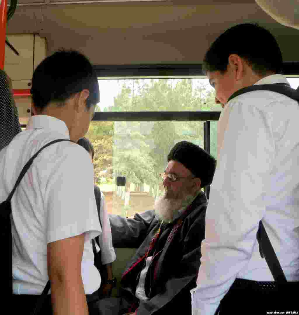 Mekdep okuwçylary hem ýolagçy ýaşuly.