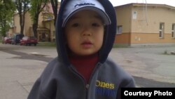 Мальчик Ибрагим Сулейменов, который оказался в Чехии вместе с родителями-беженцами. Фото сделано в лагере беженцев в городе Костелец над Орлици в апреле 2008 года, спустя месяц после того, как врачи обнаружили болезнь в тяжелой форме.