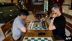 Чоловіки грають у шахи в кафе Cupcake Coffee Shop у Кабулі, 11 травня 2025 року