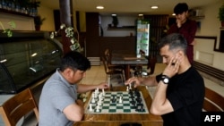 Kabildə şahmat oynayan kişilər, 2025-ci il