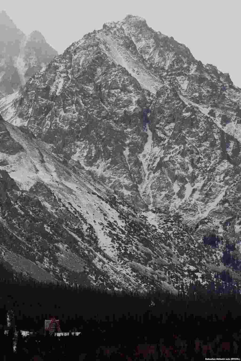 Кыргыз Республикасынын аймагы эки тоо системасынын айланасында жайгашкан. Аянты боюнча чоң түндүк-чыгыш бөлүгү&nbsp;Тянь-Шанга&nbsp;кирет. Түштүк-батыш тарабы&nbsp;Памир-Алай&nbsp;тоолоруна карайт. Кыргыз Республикасынын мамлекеттик чек аралары тоо кыркалары аркылуу өтөт. Ала-Арча.&nbsp;