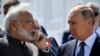 Hindistanyň premýer-ministri Narenda Modi (çepde) we Russiýanyň prezidenti Wladimir Putin