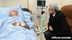 Նախագահ Սերժ Սարգսյանը հիվանդանոցում այցելում է Պարույր Հայրիկյանին, Երեւան, 1-ը փետրվարի, 2013թ.