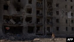 Чоловік проходить повз сильно пошкоджений житловий будинок після російської повітряної атаки в Селидовому, Донецька область, Україна, 27 червня 2024 року. Фото ілюстративне