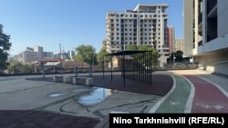 Детская площадка, где соседи обнаружили тела мужа, жены и их ребёнка. 4 октября 2025 года