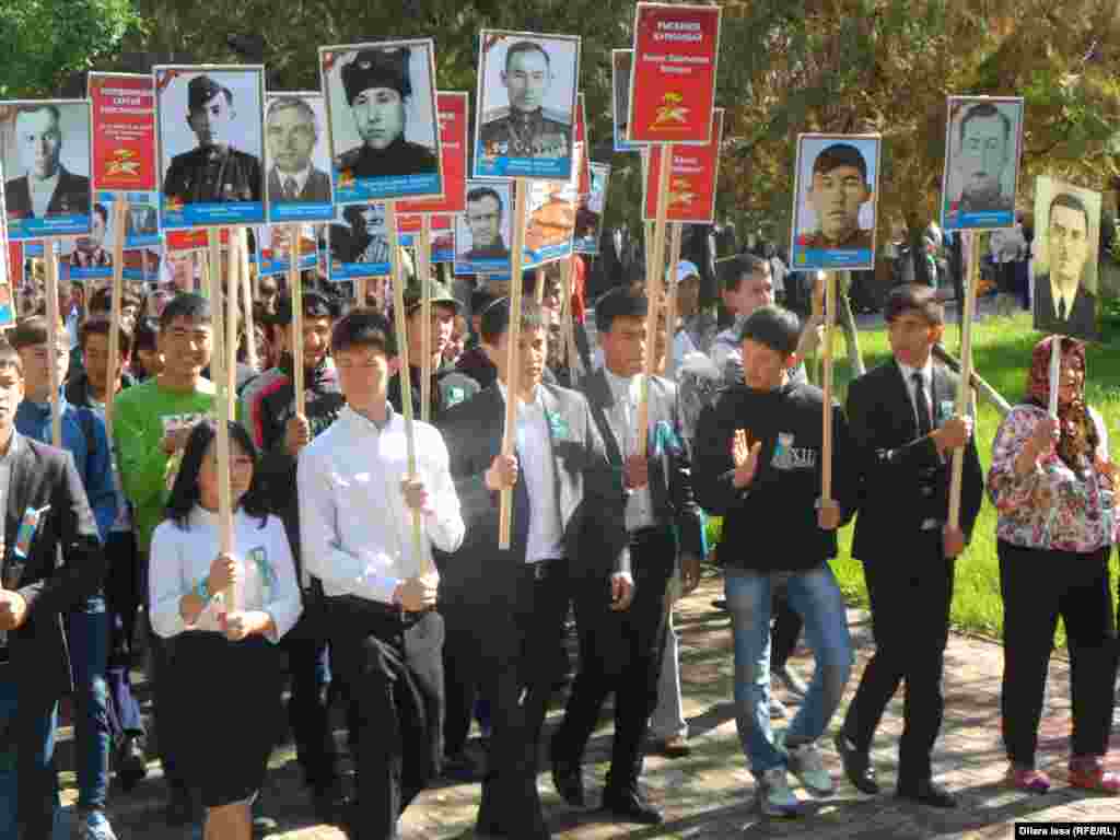 В марше &laquo;Бессмертный полк&raquo; в Шымкенте принимало участие и много учащейся молодежи.