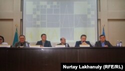 Представители министерства здравоохранения Казахстана на пресс-конференции в Алматы. 28 декабря 2019 года.