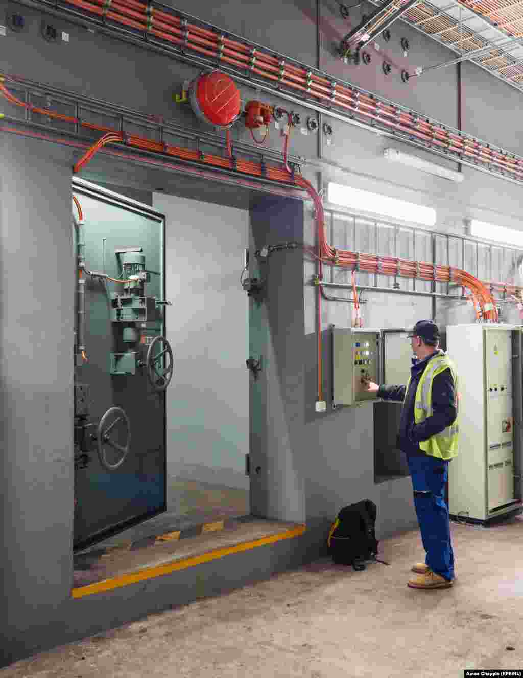 Дверь закрывается во время испытания убежища OSM. Сегодня споры о закрытии пражской сети убежищ утихли