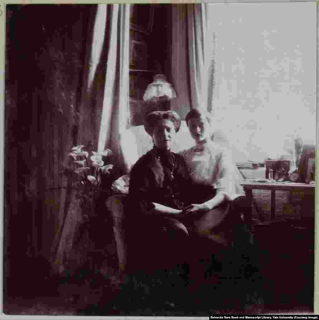 Императрица Александра с дочерью великой княжной Татьяной. Считается, что они были особенно близки.