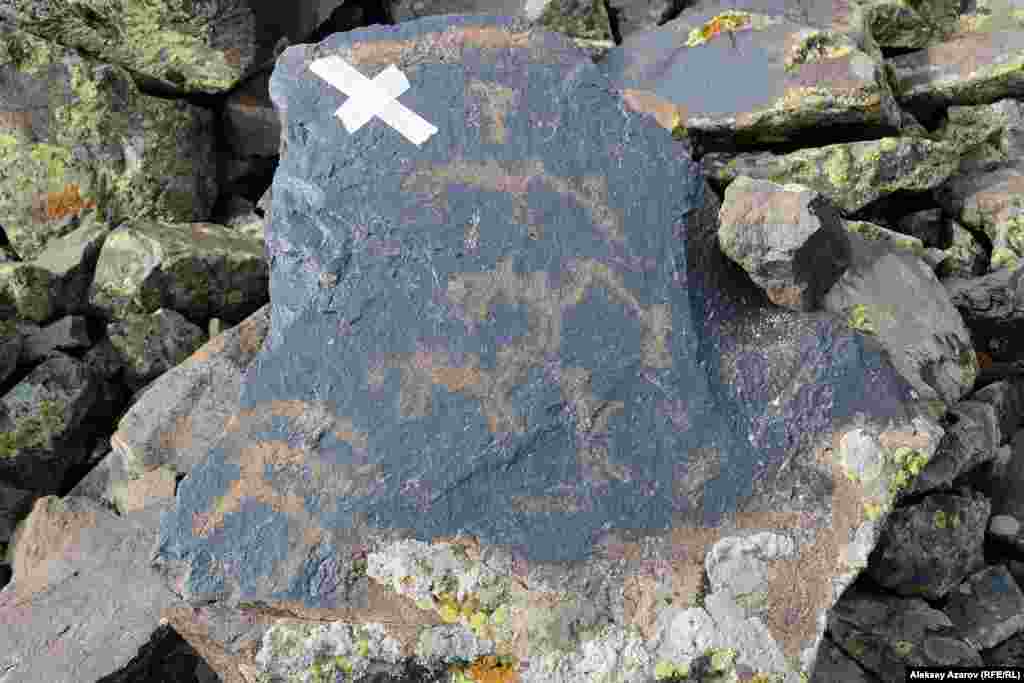 Научные сотрудники заповедника-музея &laquo;Иссык&raquo; предполагают, что в древности здесь проходил путь на озеро Иссык-Куль (на территории Кыргызстана). На это указывают следы древних троп для гужевого транспорта, найденные здесь в 2015 году. Еще один аргумент в пользу этого предположения: этот камень с рисунками верблюдов и их погонщиков.