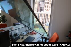 Выбитое окно в киевском бюро RFE/RL