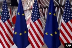 Прапори перед самітом ЄС - США у штаб-квартирі Європейського Союзу. Брюссель, 15 червня 2021 року
