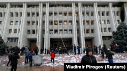 Bişkekdäki hökümet binasynyň öňünde duran protestçiler. 6-njy oktýabr, 2020 ý.