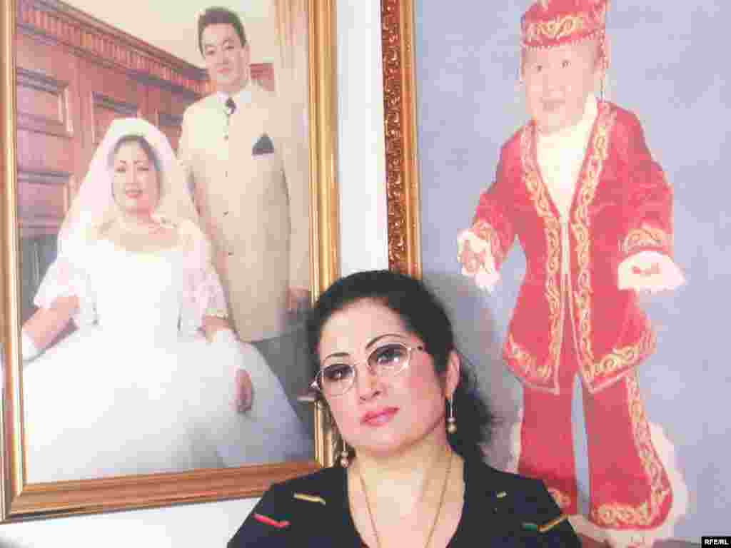 Макпал Жунусова в день открытия Дома-музея Заманбека Нуркадилова. Алматы, 27 октября 2006 года.  - Макпал Жунусова в день открытия Дома-музея Заманбека Нуркадилова. Алматы, 27 октября 2006 года. 