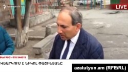 Նիկոլ Փաշինյանը քվեարկելուց հետո զրուցում է լրագրողների հետ, Երևան, 2-ը ապրիլի, 2017թ․