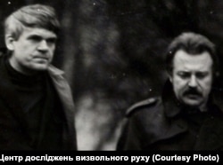 Фото зовнішнього спостереження за Міланом Кундерою