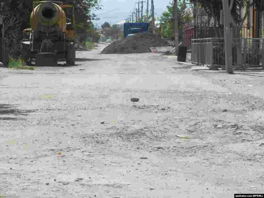 Şordaky tomsuna tozanly, gyşyna batga köçeleriň biri.