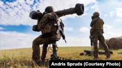 Латвийские солдаты с противотанковым комплексом «Джавелин» (иллюстративное фото)