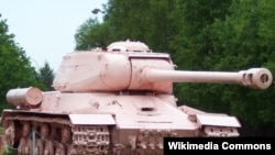 Перекрашенный в розовый цвет советский танк. Военно-технический музей Чехии.   