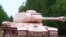 Перекрашенный в розовый цвет советский танк. Военно-технический музей Чехии.   