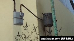 Aşgabadyň ýaşaýyş jaýlarynyň birindäki gaz ölçeýji gural.